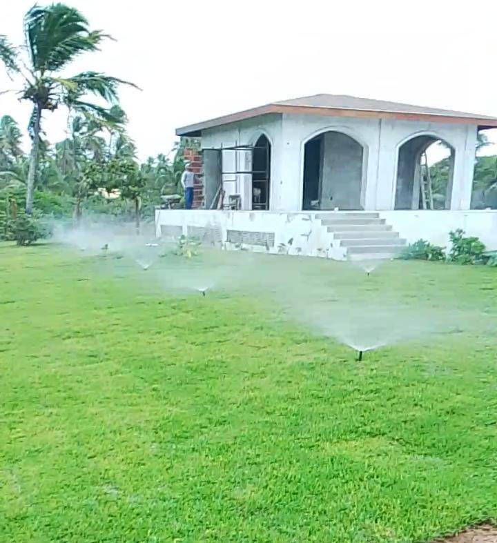 Sistema de irrigação por aspersão em jardim